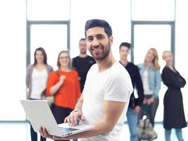 studenti gruppo in piedi insieme come squadra foto