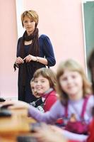 esso formazione scolastica con bambini nel scuola foto