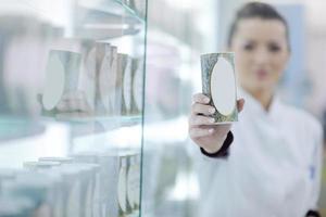 farmacista chimico donna in piedi nel farmacia farmacia foto