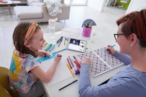 madre e poco figlia giocando insieme disegno creativo opera d'arte foto