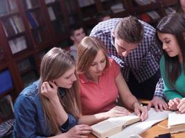 adolescenti gruppo nel scuola foto