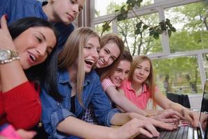 contento adolescenti gruppo nel scuola foto