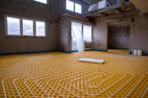 impianto di riscaldamento a pavimento giallo con tubi bianchi foto