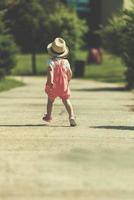 bambina che corre nel parco estivo foto