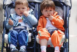 bambino nel passeggino foto