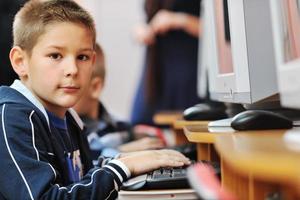 esso formazione scolastica con bambini nel scuola foto