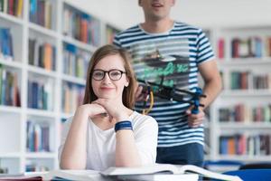 femmina alunno studia nel scuola biblioteca foto