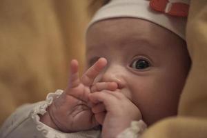 ritratto di contento neonato poco bambino smilling foto