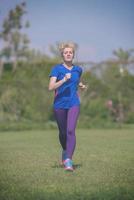 giovane corridore femminile che si allena per la maratona foto