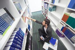 alunno studia nel scuola biblioteca foto