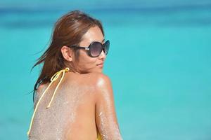 bellissimo donna riposo su tropicale spiaggia foto