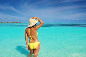 bellissimo donna riposo su tropicale spiaggia foto