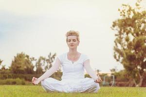 donna che fa esercizio di yoga foto