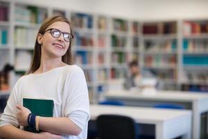 ritratto di femmina alunno nel biblioteca foto