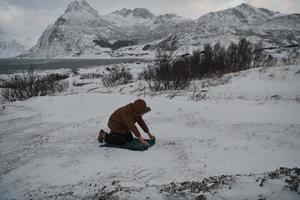 viaggiatore musulmano che prega in una fredda giornata invernale nevosa foto