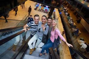 Svezia, 2022 - famiglia nel shopping centro commerciale foto