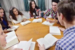 contento adolescenti gruppo nel scuola foto