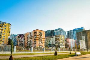 nuovo moderno e vecchio sovietico genere appartamento quartieri nel batumi estate ricorrere. batum città sviluppo e proprietà attività commerciale concetto. piccolo palma impianti di percorso. verde città foto