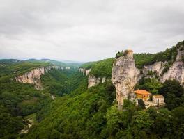 katskhi pilastro. dell'uomo monastero vicino il villaggio di katskhi. il ortodosso Chiesa e il abate cellula su un' roccioso scogliera. imereti, Georgia foto