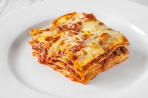 porzione di lasagne sul piatto bianco foto