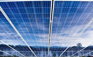 pannello fotovoltaico, nuova tecnologia per conservare e utilizzare l'energia della natura con la vita umana, l'energia sostenibile e il concetto di amico ambientale. foto