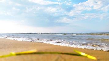 mare spiaggia blu cielo sabbia sole luce del giorno rilassamento paesaggio. mare spiaggia blu cielo sabbia sole luce del giorno rilassamento paesaggio. blu cielo e blu mare. foto