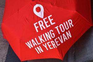 15 agosto, 2021 - Yerevan, Armenia - gratuito a piedi giro nel yerevan guide rosso ombrello. gratuito a piedi tour - famoso giro turistico tempo libero attrazione attraverso globo foto
