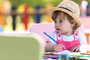 poco ragazza disegno un' colorato immagini foto