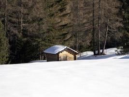 dolomiti neve panorama di legno capanna val badia armamento foto