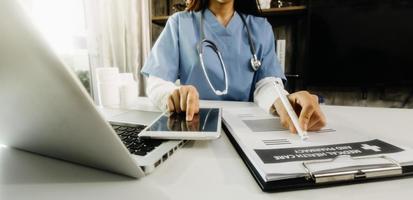 doppia esposizione del concetto di assistenza sanitaria e medicina. medico e moderna interfaccia dello schermo virtuale. foto