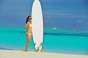 bellissimo donna rilassare su tropicale spiaggia foto