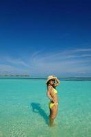 bellissimo donna riposo su tropicale spiaggia foto