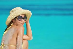 uomo con Surf tavola su spiaggia foto