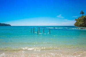 bellissimo tropicale spiaggia e blu cielo per viaggio nel vacanza rilassare tempo, sfondo come estate paesaggio foto