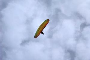 parapendio su nuvoloso cielo foto