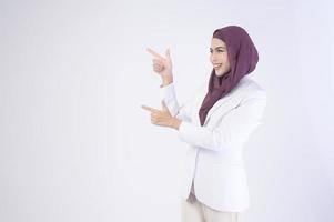 bellissimo musulmano attività commerciale donna indossare bianca completo da uomo con hijab nel studio foto