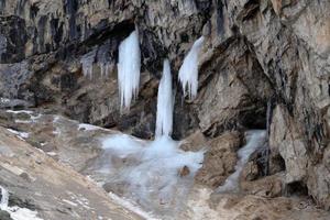 ghiaccio su il roccia su fanes montagna dolomiti nel inverno panorama foto