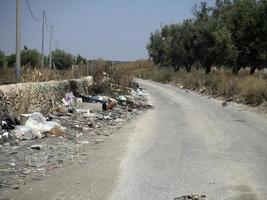 sciocchezze spazzatura spazzatura nel sicilia strada foto