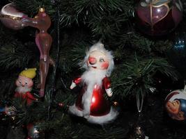 bicchiere mano fatto Natale palla su natale albero dettaglio sfocatura luci foto