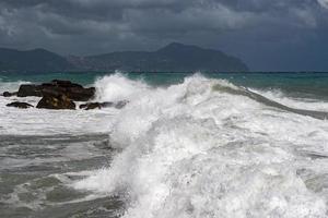 mare tempesta tempesta su il costa foto