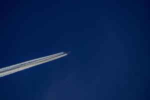 Jet aereo si sveglia su blu cielo foto