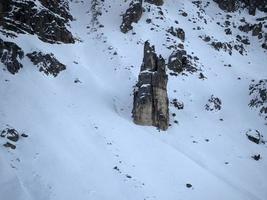 ghiaccio su il roccia su fanes montagna dolomiti nel inverno panorama foto