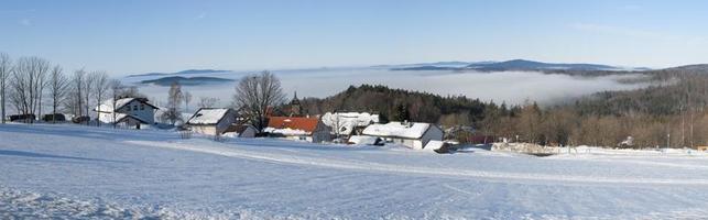 un' bavarese villaggio Visualizza nel inverno neve tempo foto