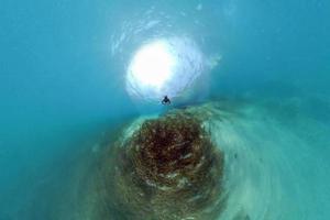 uomo mentre lo snorkeling nel il mare 360 gradi Visualizza panorama foto