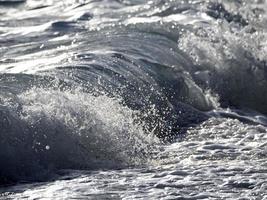 mare onda su il riva foto