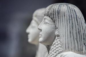 pendua e nefertari statua vicino su dettaglio foto