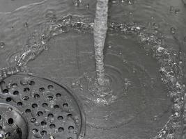 acqua in esecuzione nel il Lavello foto