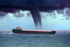 nave nel un' tropicale ciclone tornado foto