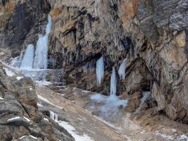 ghiaccio su il roccia su fanes montagna dolomiti nel inverno panorama foto