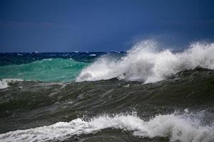 tsunami tropicale uragano su il mare foto